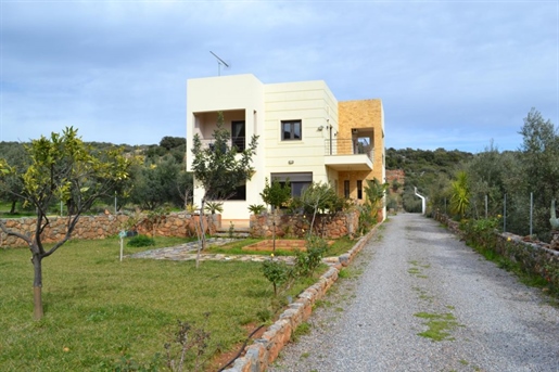 4 bedroom Villa with Olive grove. Near town and beaches.