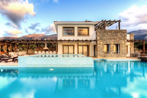 Elégante villa de 6 chambres avec une immense piscine, de beaux jardins et des vues fantastiques.