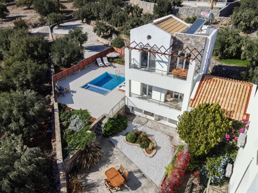 Serene villa within walking distance to the beach of Elounda