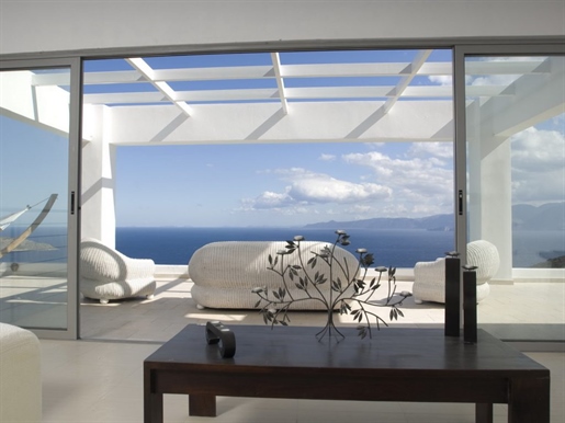 Villa mit vier Schlafzimmern und Panoramablick auf das Meer in Elounda.