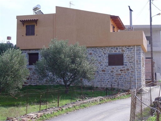 Maison en pierre de deux chambres, dans un village traditionnel entre Elounda et Agios Nikolaos.