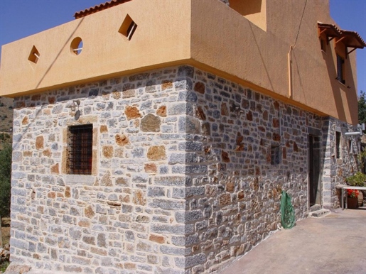 Steinhaus mit zwei Schlafzimmern, in einem traditionellen Dorf zwischen Elounda und Agios Nikolaos.