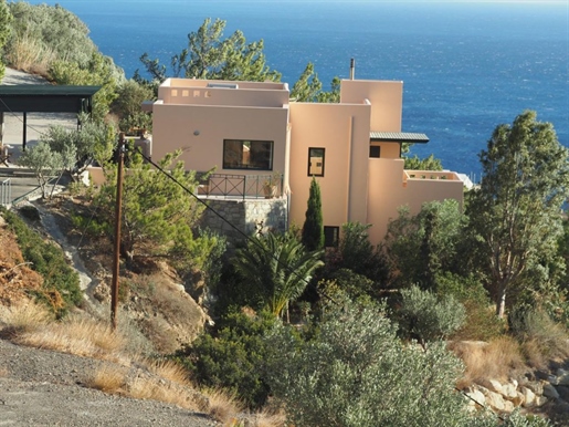 Belle villa individuelle de 3 chambres plus maison d’hôtes avec vue imprenable sur la mer sur un gr