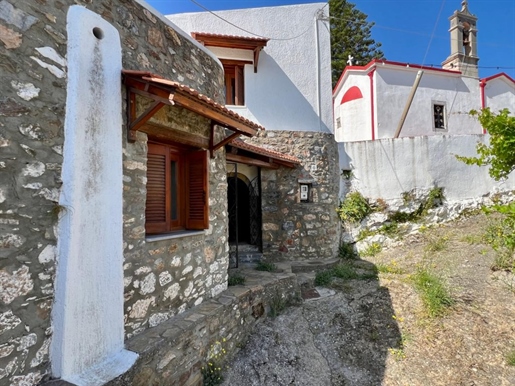 Belle maison en pierre rénovée dans village traditionnel.