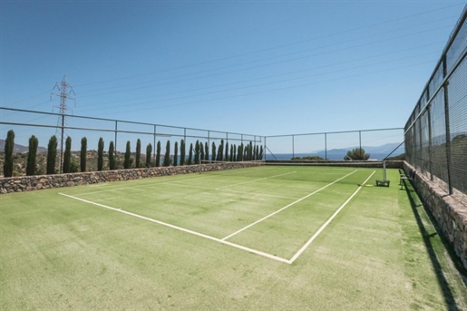 Miljövänlig (A +) villa, gångavstånd till stranden och staden, med tennisbana.