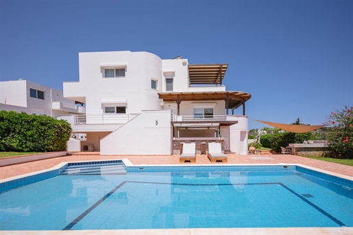 Excellent 3 Bedroom Villa With Swimming Pool And Sea Views.