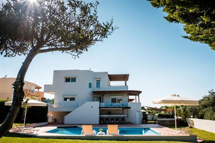 Excellent 3 Bedroom Villa With Swimming Pool And Sea Views.