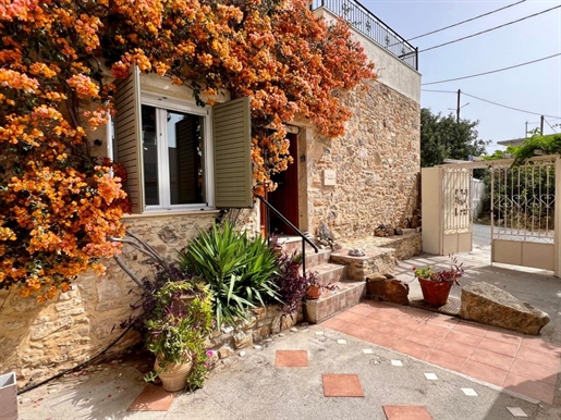 Maison de campagne en pierre près d’Agios Nikolaos. Vue sur la mer