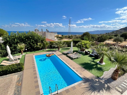 Villa moderne de 4 chambres avec vue sur la mer avec beau jardin et piscine.