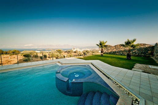 Villa luxueuse avec piscine et vue magnifique sur la mer à la périphérie de la ville cosmopolite.