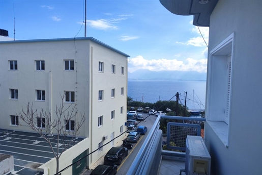 Top floor 2 bedroom apartment with great sea views from balconies. Town center.