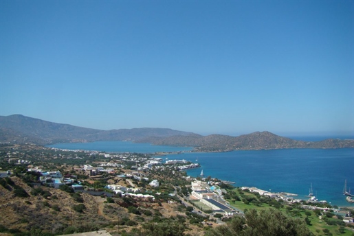 Προνομιακή οικοδομήσιμη γη με θέα θάλασσα στην ελίτ τουριστική περιοχή της Ελούντας