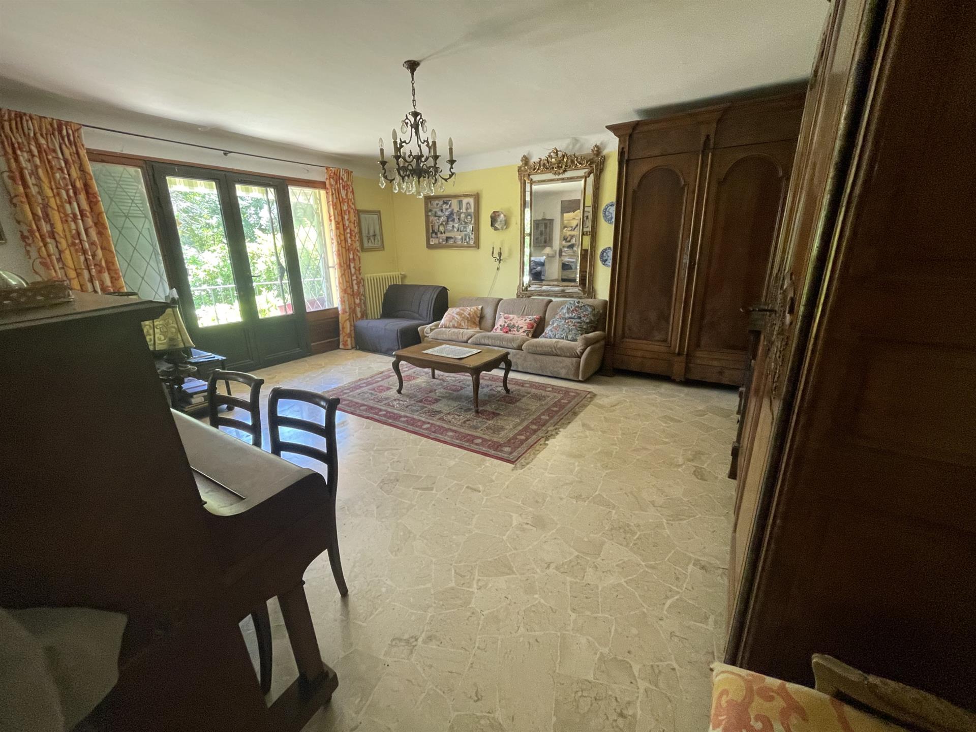 Aix brunet district T4 130m2 with 150 m2 terrace, large garage and outbuilding of 30 m2