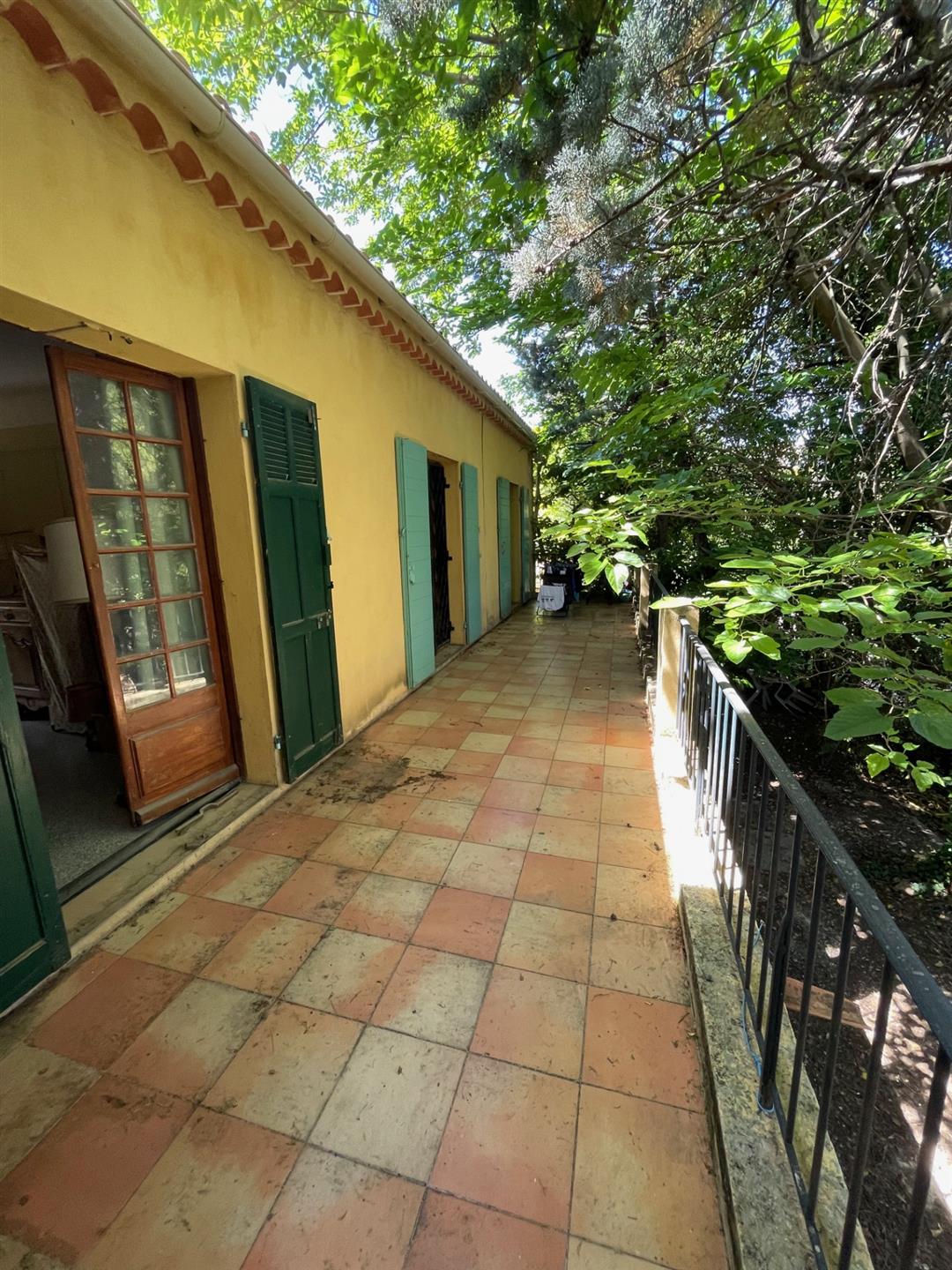 Aix brunet district T4 130m2 with 150 m2 terrace, large garage and outbuilding of 30 m2