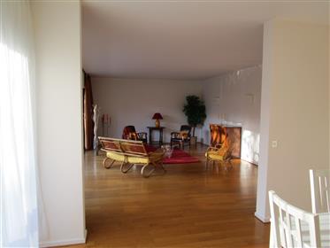 Modern family apartment  with pool and tennis, 20 mins from Paris