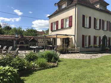 Talo myytävänä lähellä Auxerrea