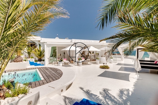Iconic villa with direct access to the sea and beach