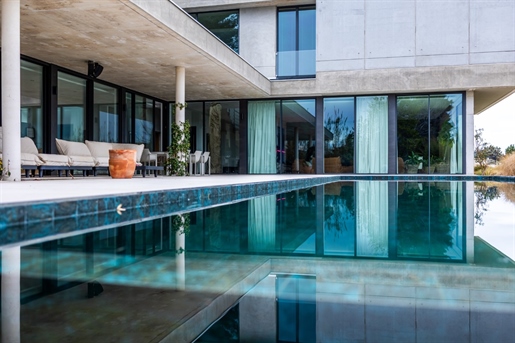 Exceptional contemporary villa in the heart of a popular village in the Alpilles