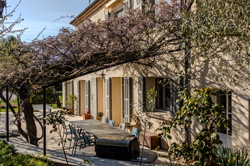 Charming contemporary bastide-style villa