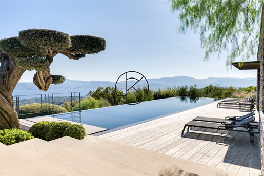 Architektonicky navrhnutá vila s výnimočným výhľadom na záliv Saint-Tropez