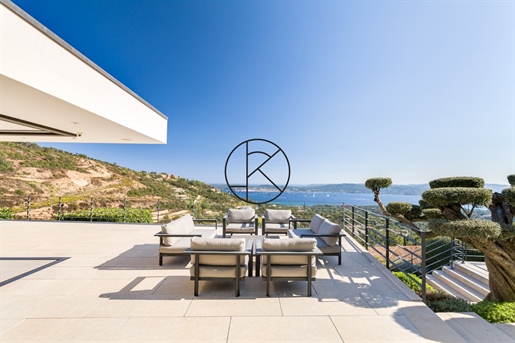 Architektonicky navrhnutá vila s výnimočným výhľadom na záliv Saint-Tropez