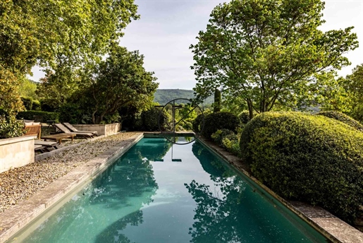 Historic 15th-17th century bastide in the heart of the Luberon.