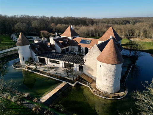 Volledig gerestaureerd 14e-eeuws kasteel met 36 hectare