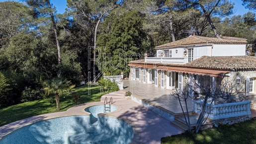 Vaste villa, superbe vue mer et forêt, piscine, tennis, Roquefort-les-Pins