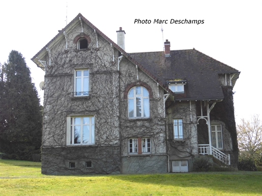 Detached manor house 220m2 hab., on 4366m2 of land, + annex house Surrounded by a stone wall, in the