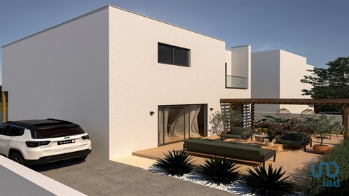 Home / Villa with 4 Rooms in Setúbal with 155,00 m²