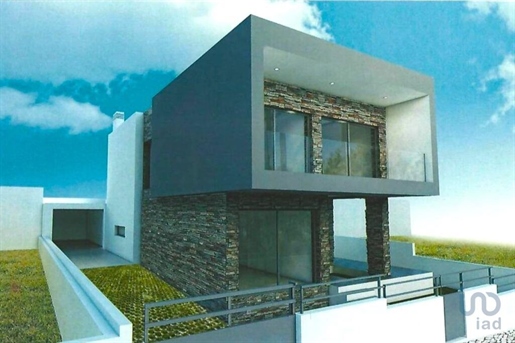 Home / Villa with 4 Rooms in Setúbal with 150,00 m²