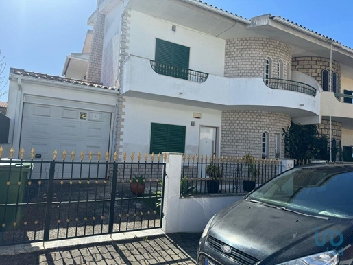 Home / Villa with 3 Rooms in Setúbal with 156,00 m²