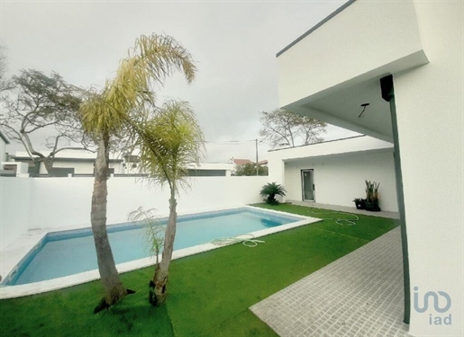 House with 4 Rooms in Setúbal with 179,00 m²