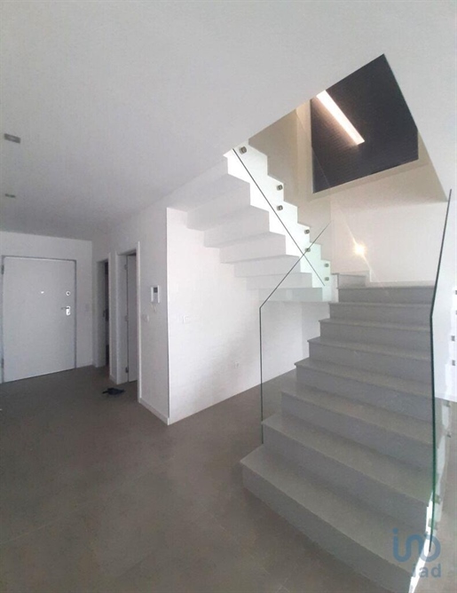 Home / Villa met 4 Kamers in Setúbal met 200,00 m²