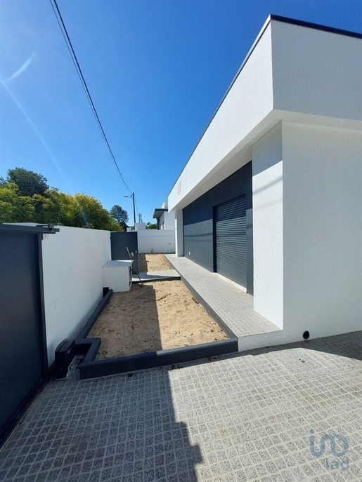 House with 3 Rooms in Setúbal with 160,00 m²