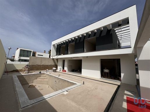 Home / Villa met 4 Kamers in Setúbal met 210,00 m²