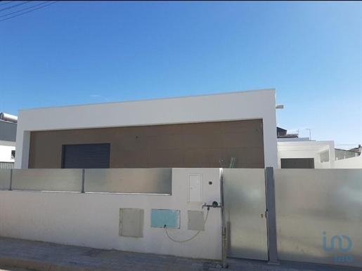 Home / Villa with 3 Rooms in Setúbal with 200,00 m²