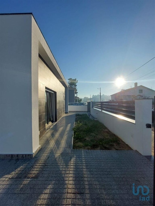 House with 3 Rooms in Setúbal with 145,00 m²