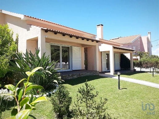 Home / Villa with 4 Rooms in Setúbal with 202,00 m²