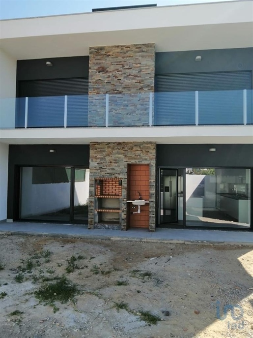 House with 4 Rooms in Setúbal with 162,00 m²