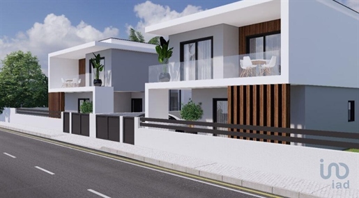 House with 4 Rooms in Setúbal with 220,00 m²