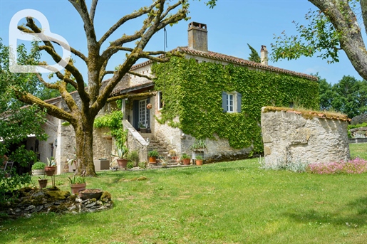 Quercy farm with 7ha of meadows with pool and horse boxes