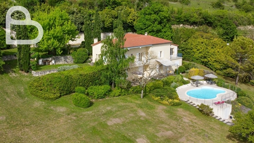 Gerenoveerd stenen huis met zwembad en een geweldig uitzicht