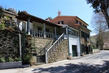 Detached granite house (3 bedrooms) with a rich (flower) garden, Pomares, Arganil