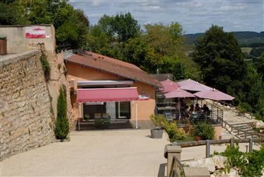 Biznes do wznowienia: 2 domki i powierzchnia handlowa w Belvès, w samym sercu Périgord Noir