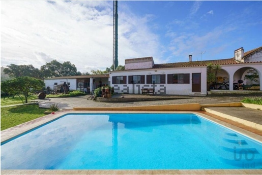 Home / Villa with 5 Rooms in Setúbal with 336,00 m²