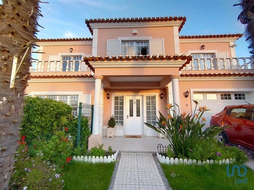 Home / Villa with 4 Rooms in Setúbal with 263,00 m²