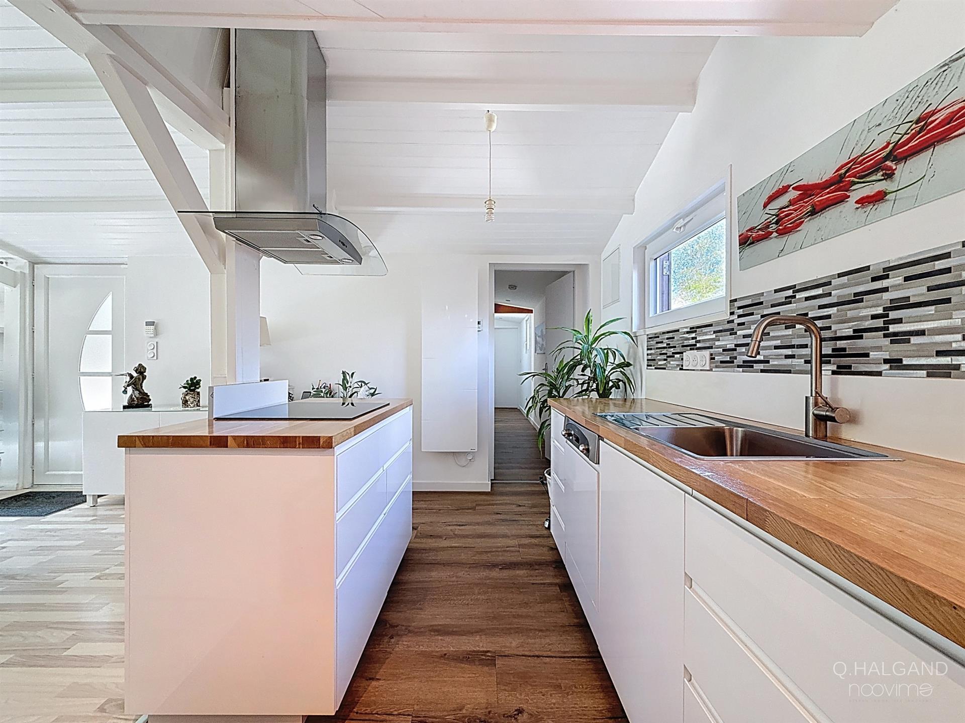 Single storey - Sea on foot - Quiet