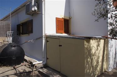 בית מתוחזק היטב עם מטע הזיתים ביוון, באי קרפטוס 
