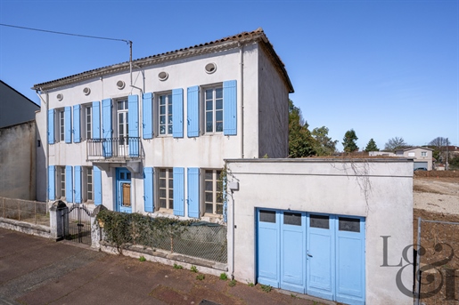 Villeneuve sur lot, close to amenities on foot, large townhouse to renovate with garage and garden